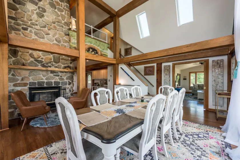 Luxurious farmhouse with breathtaking views on sprawling 14-acre farm - Image 1