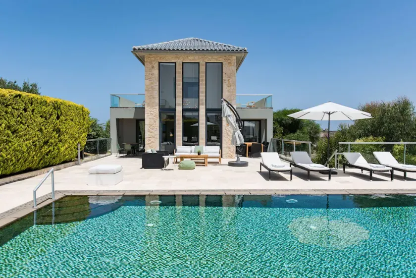 Luxury villa in the charming Akrotiri peninsula - Image 1