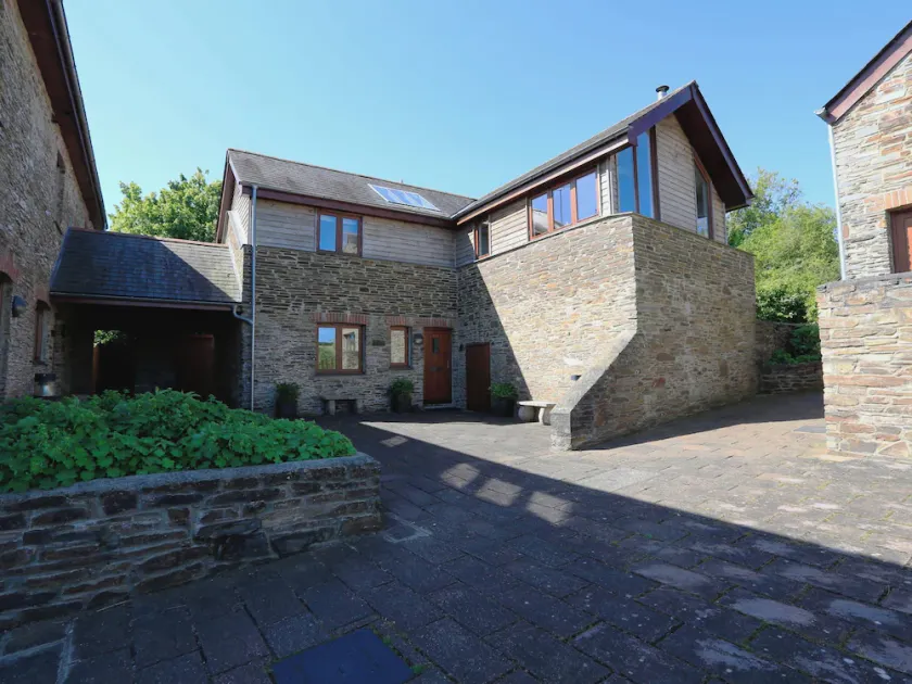 COURTYARD COTTAGE, family friendly, with pool in Dartmouth - Image 1