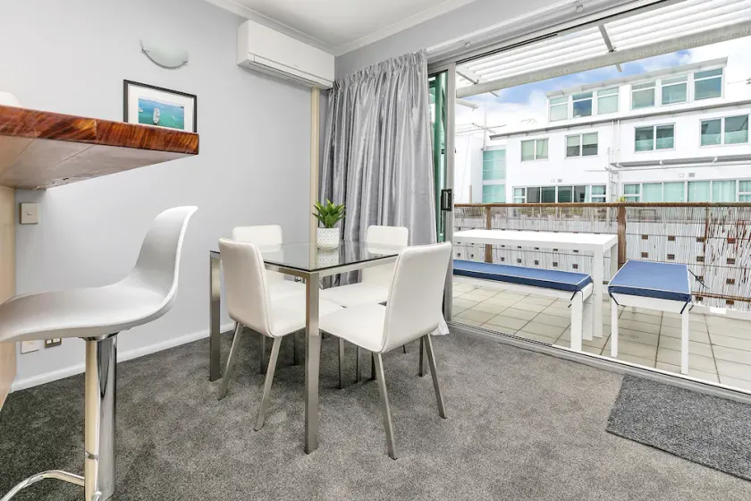 Deluxe Waterfront & City Apartment - Image 1