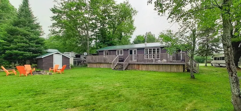 Bela 3 Bdrm + Bunkie Waterfront Cottage perto de Gull Lake - Image 1