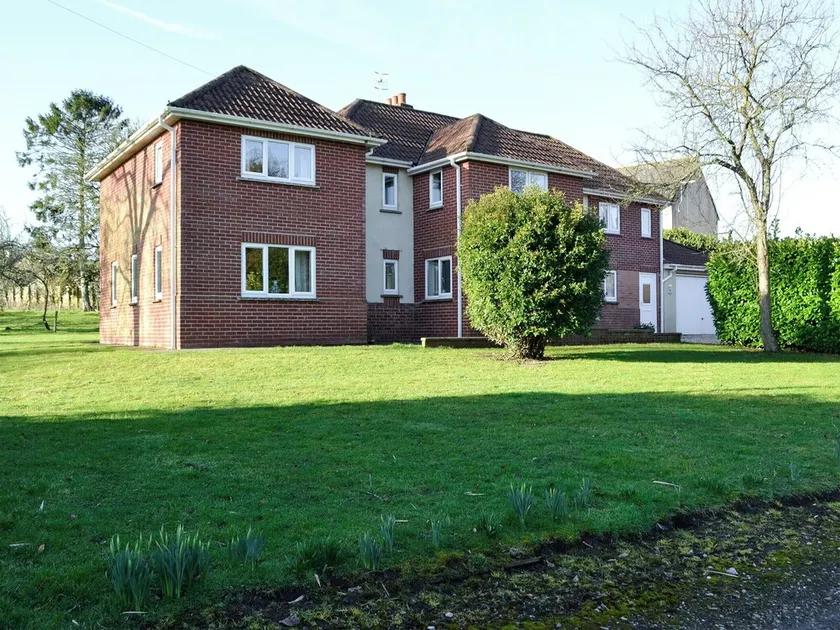 4 bedroom accommodation in Netherbury, Bridport - Image 1