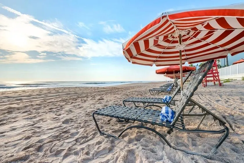 2 BDRM~ WATERFRONT RESORT, SANDY BEACH, INDOOR POOL, BEACH FRONT HOT TUBS & MORE - Image 1