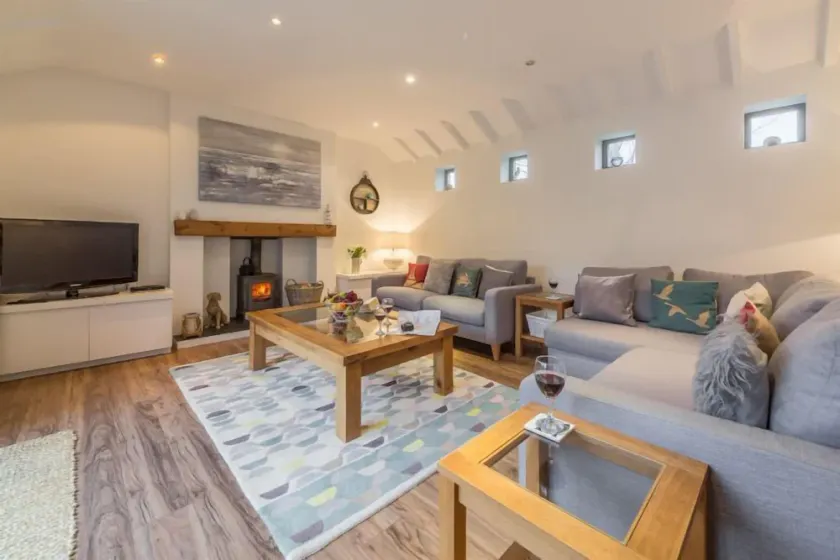 Greyseals er et afslappet moderne hus, der er blevet smukt renoveret hele vejen igennem. - Image 1