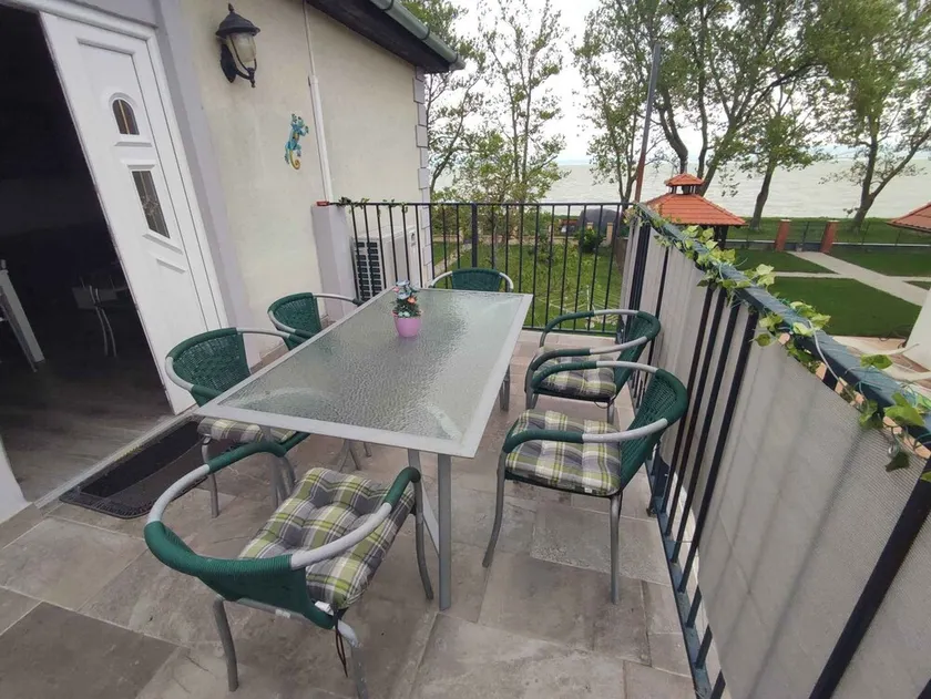 Ferienwohnung direkt am Strand mit Ausblick auf den See, WLAN und Klimaanlage - Image 1