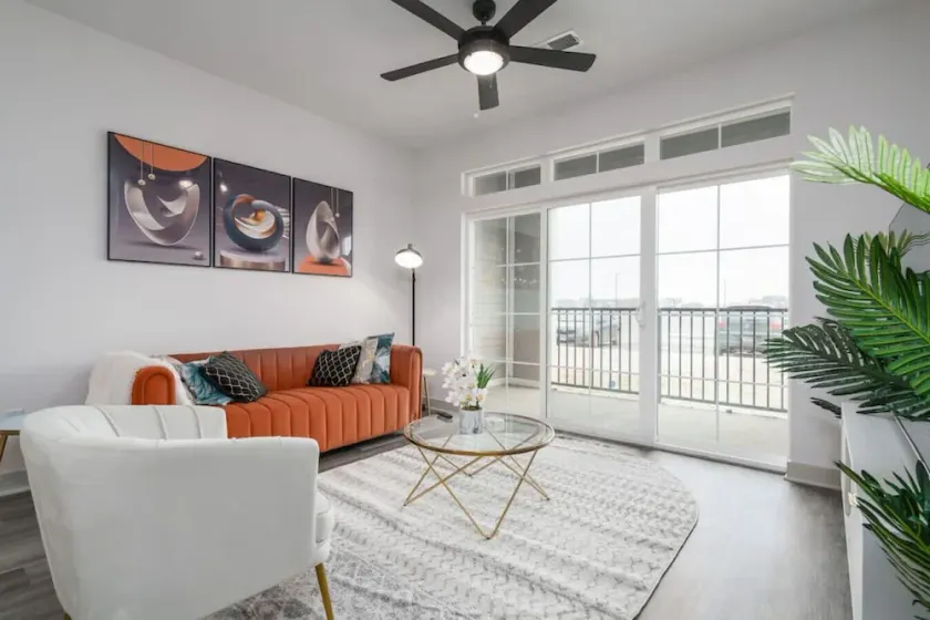 Luxurious One Bedroom Whitestown - Image 1
