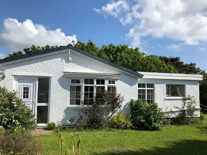 Bungalow med 3 soveværelser med stor sikker have tæt på sandstrande - Image 1