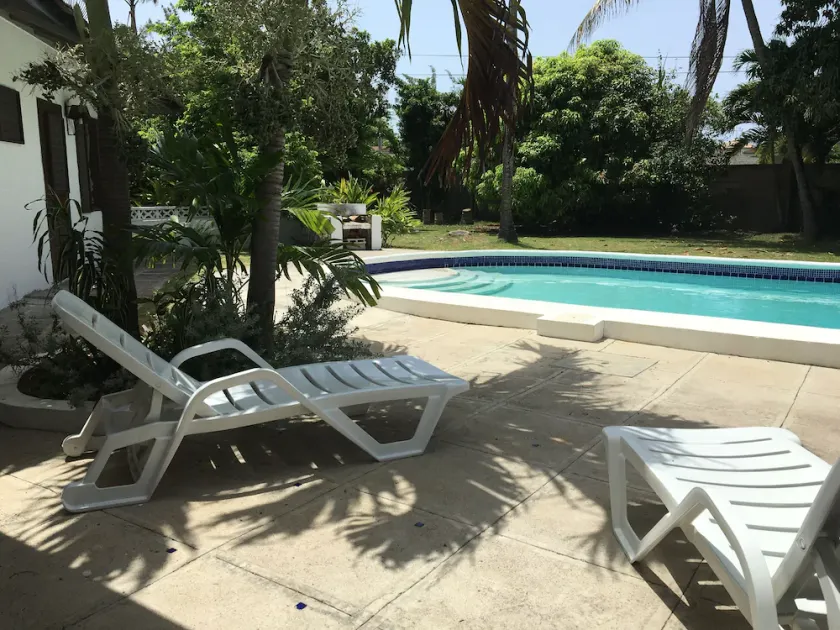Hidden gem in Runaway Bay! Best location, stunning, private - Image 1