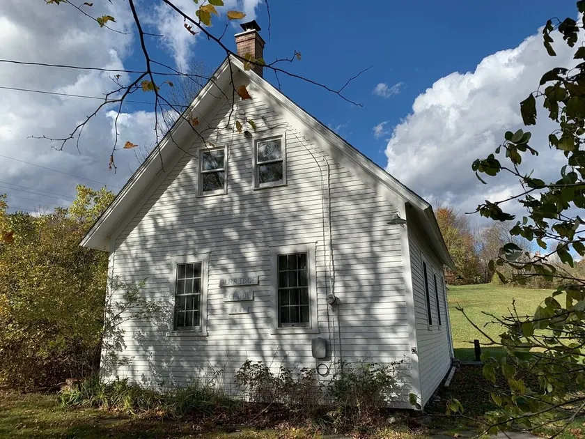 Historic Schoolhouse in Rural Vermont Beauty Spot - Image 1