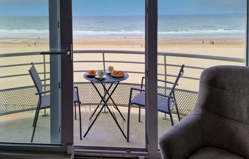 Beach Front Apartment In Oostende - Image 1