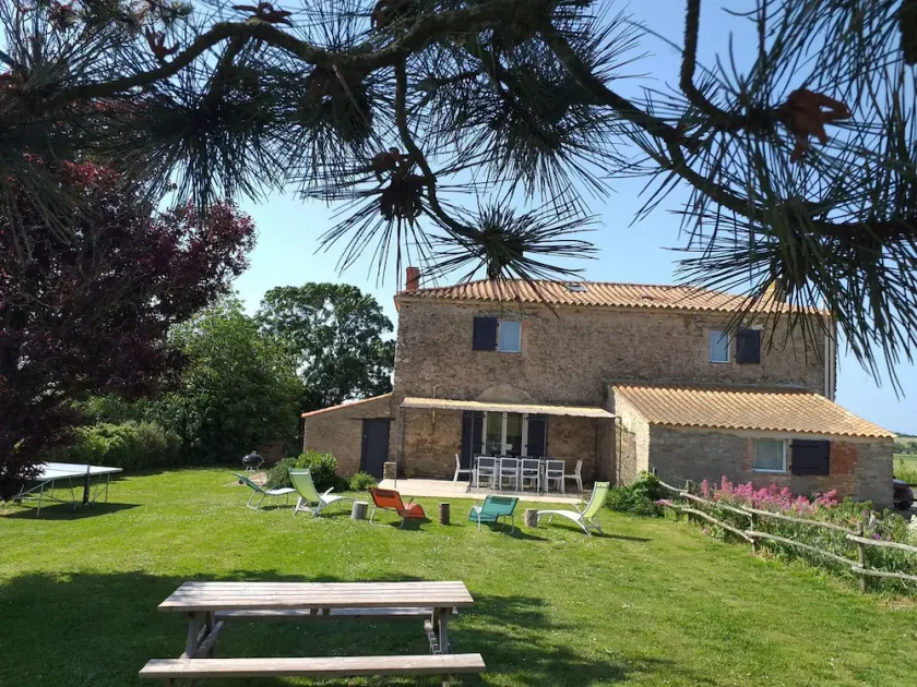 Casa rural renovada cerca de playas, con jardín, WiFi y opciones de servicios adicionales - Image 1