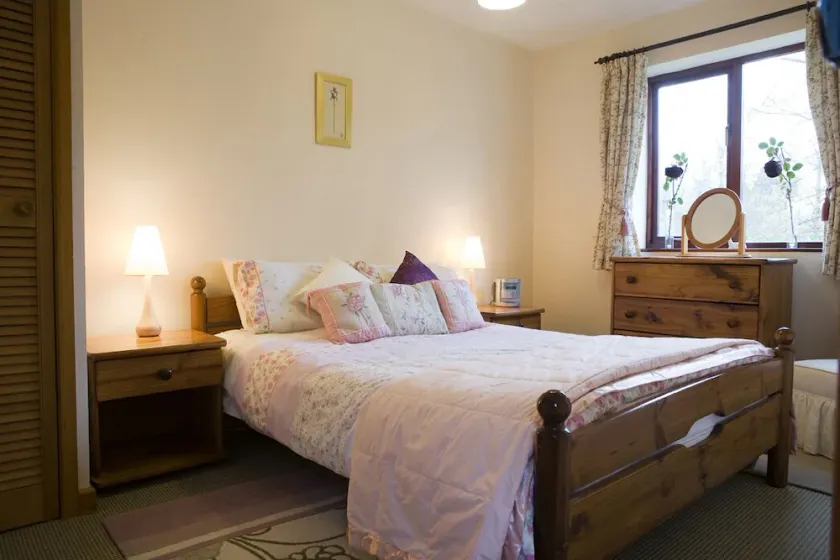 Perfect rural base, close to Cotswolds towns and villages.  Exceptional value - Image 1
