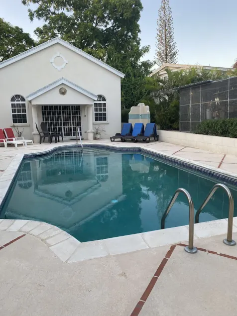 Little Bimshire spacious villa, large pool, private road near shops & bars - Image 1