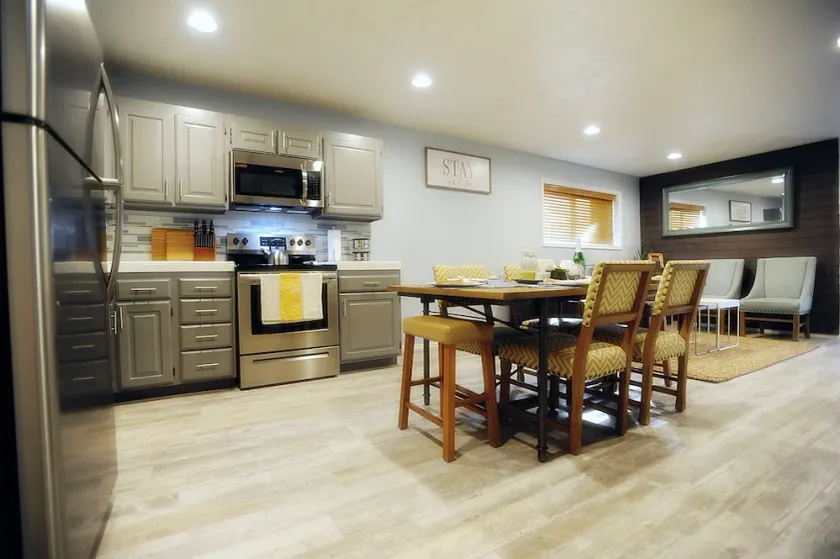 ★ aventure aventure ★ lit king ★ moderne super propre condo | 6 personnes confortablement - Image 1