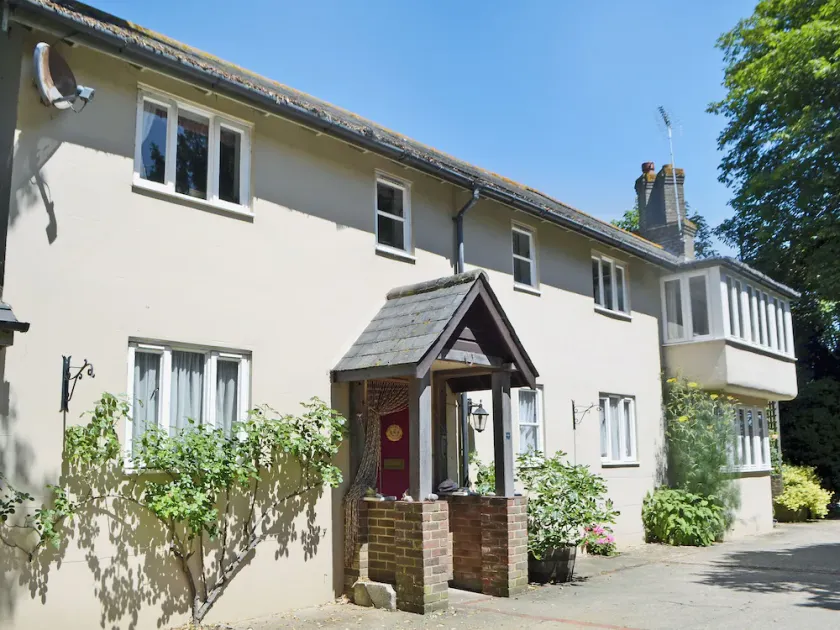 2 bedroom accommodation in Littlehampton, near Arundel - Image 1
