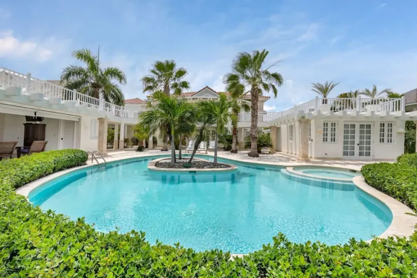 Villa Blanca: Spectacular villa near the beach w/ pool, Jacuzzi & full staff - Image 1