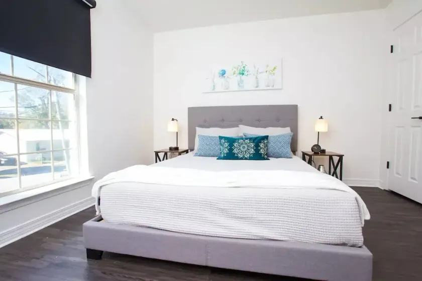 Pet-Friendly, Luxurious Modern Home ✨5 min to Downtown✨ - Image 1