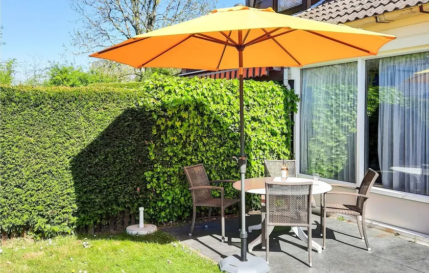 Lovely home in Bruinisse with kitchen - Image 1