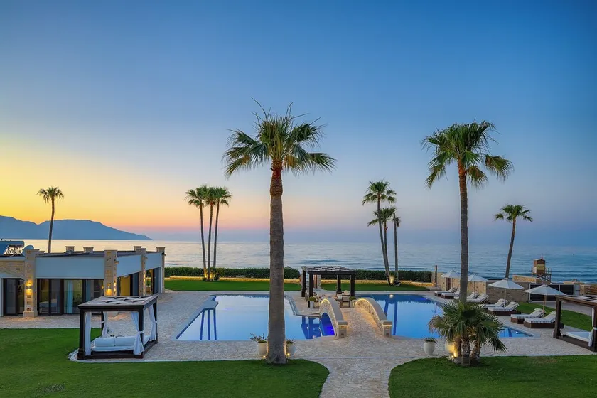 Fullt bemannad Beachfront bostad på en sandstrand med 150 kvm privat pool - Image 1