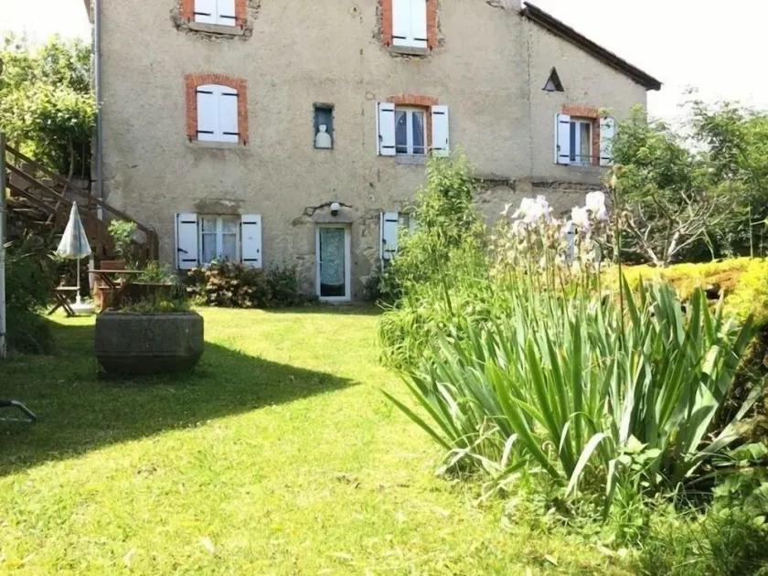 Gîte chaleureux entre festivals, nature et confort avec wifi à Jullianges - Image 1