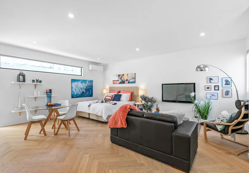 Bayside Port Melbourne Studio Apartment - Image 1