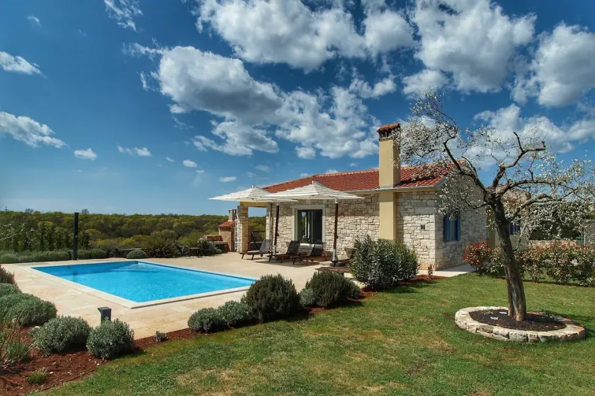 Villa chic avec grande piscine et jardin à Bale - Image 1