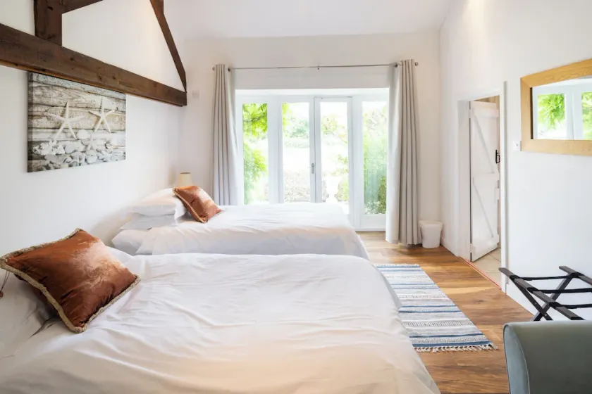 Deer Cottage at Rowden Manor - Sleeps 5 & Parking - Image 1