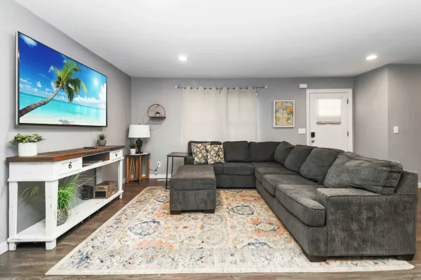 Sunlit Renovated Home, BBQ, Porch & Trails Nearby - Image 1