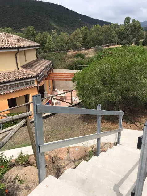 Villa surrounded by greenery - Image 1