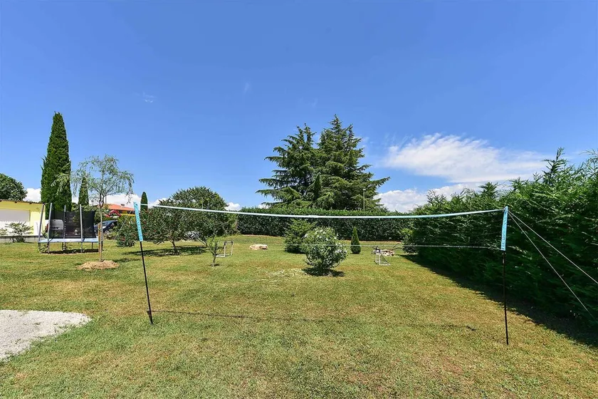 Casa vacacional con piscina, parque infantil y amplio jardín - Image 1