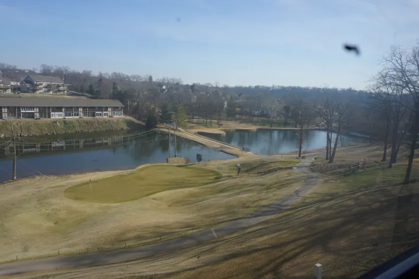 Gated / Indoor- und Outdoor-Pools mit Blick auf Loch 17 Pointe Royale Golf Course - Image 1