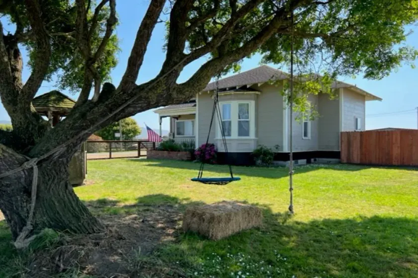 1887 large Ferndale Farmhouse with amazing views! Completely updated. - Image 1