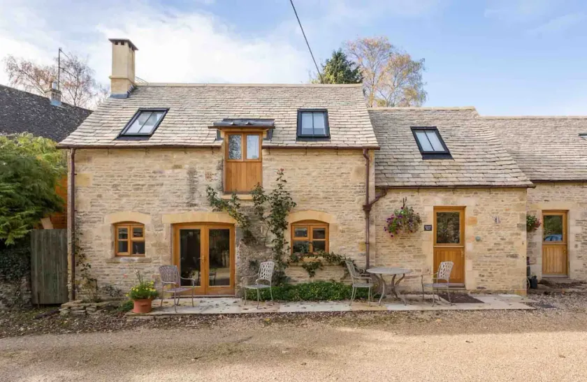 OYSTER BARN, pet friendly, character holiday cottage in Naunton - Image 1