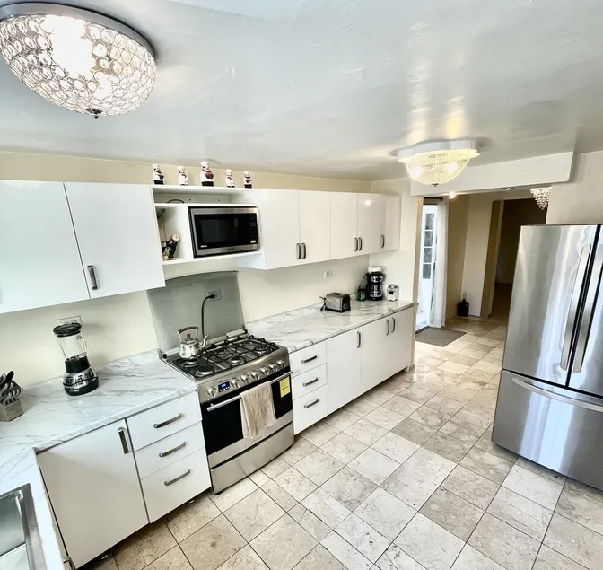 Remodeled Private Safe Gated Community Townhome, with 24/7 security - Image 1