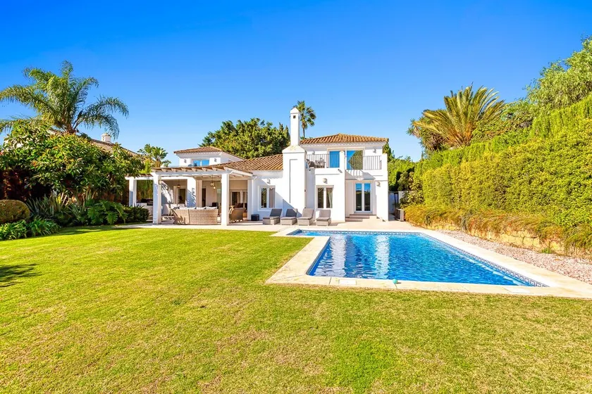 Modern 4 bedroom villa with beautiful garden, private pool close to golf courses - Image 1