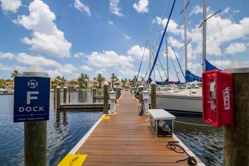 Main Floor Harbor Towers Marina Condo ved siden af havnene - Image 1