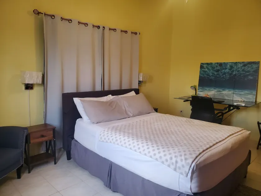 Upstairs 2 bedroom apartment- 5 mins from the beach - Image 1