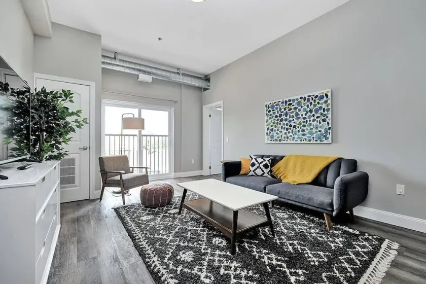 High-end condo downtown Kingston near RMC Queens - Image 1