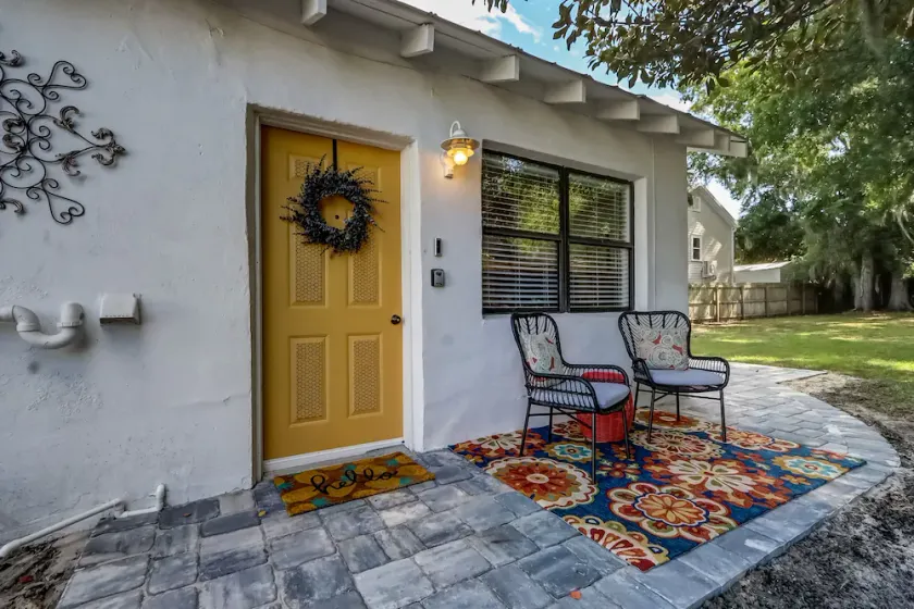 Adorable cottage central to everything - Image 1