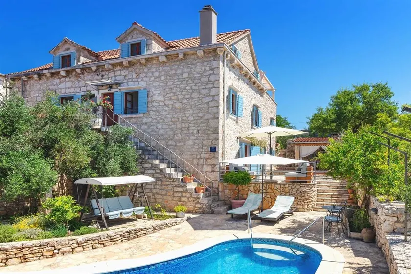 Charming 3-BR Villa for 7 with pool, near the sea - Image 1