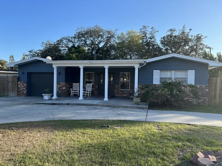 Beachy Holiday Home- 3/2 up to 5 guests - Image 1