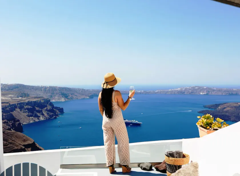\"Ethereum Luxury Cave\" private jacuzzi villa in Imerovigli - Image 1