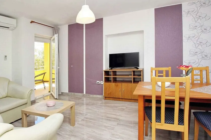 Holiday apartment with terrace and air conditioning - Image 1