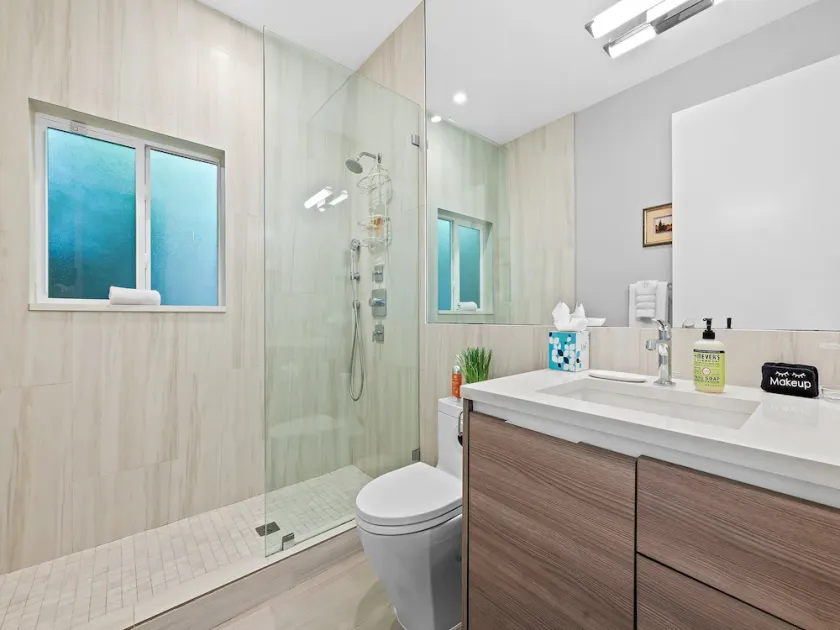 Välkommen till Avenue One, en rymlig och modern vattenvägspool hemma! Nyligen listad! - Image 1