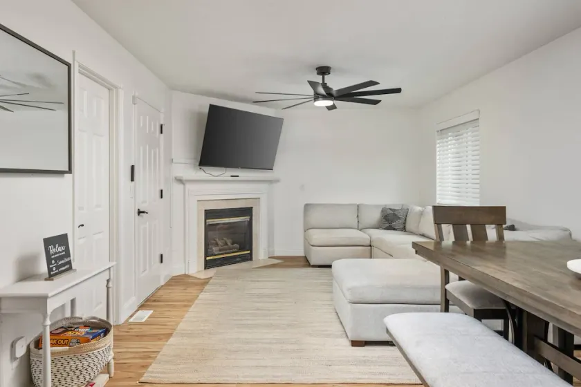 Wonderfully Updated, Pet Friendly, Open Layout, Pool Table, BBQ, Next to Edgefield Golf and Concerts - Image 1