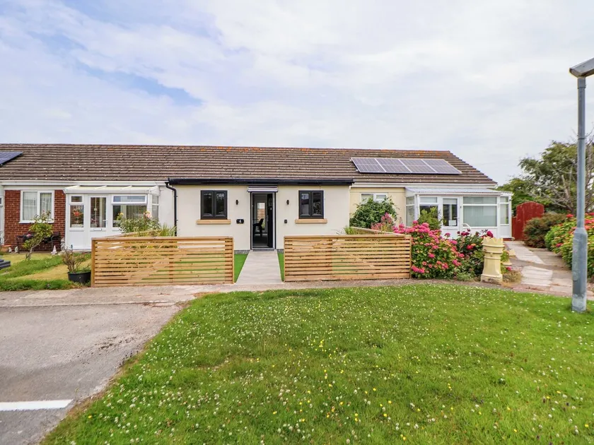 4 Willow Grove - Freehold - Image 1