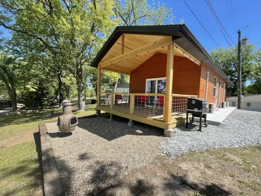 Lake view 2 bedroom cabin that sleeps 6. Private deck and fire pit area. - Image 1