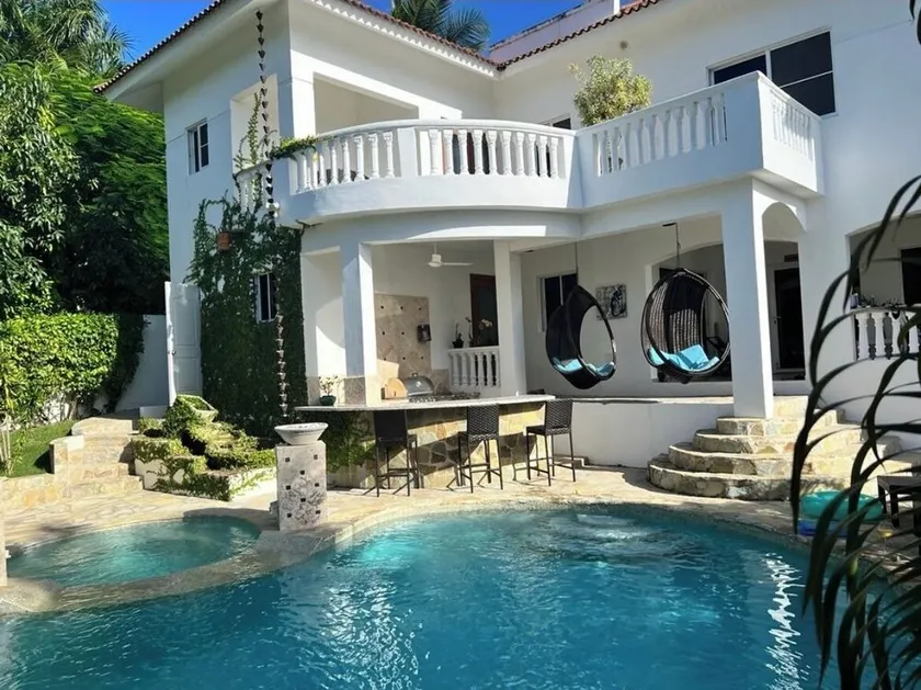 Pool Jacuzzi & Tropical Oasis Yard With Fruit Trees - Image 1