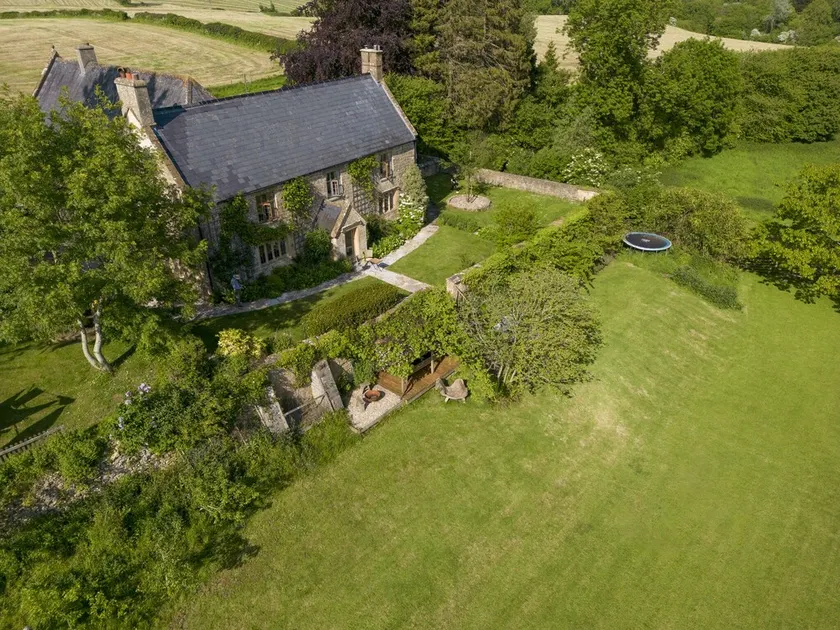 Una encantadora granja familiar ubicada en 17 acres de la hermosa campiña de Dorset. - Image 1