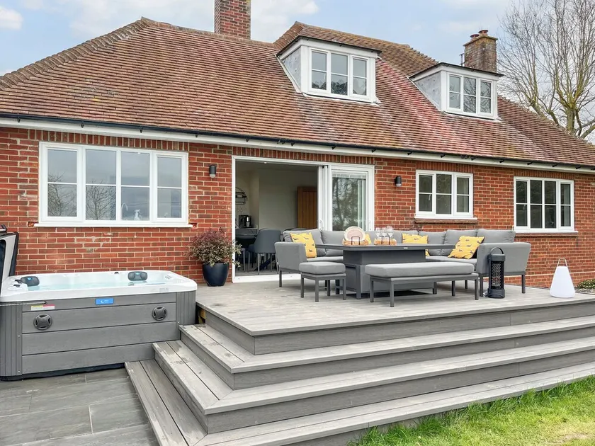 4 bedroom accommodation in Peldon, near Colchester - Image 1